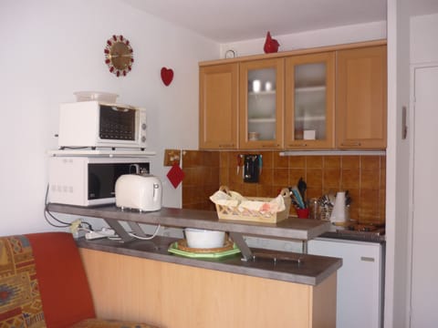 Private kitchen | Fridge, microwave, oven, stovetop