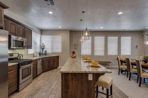 Beautiful open kitchen with bar and large dining table