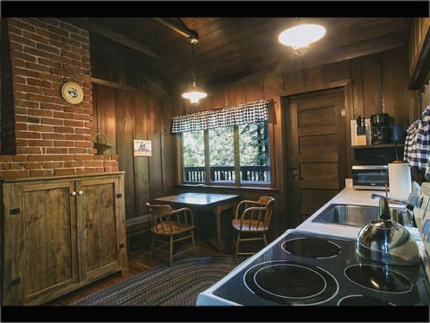  The kitchen table can expand. 