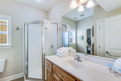 Combined shower/tub, towels