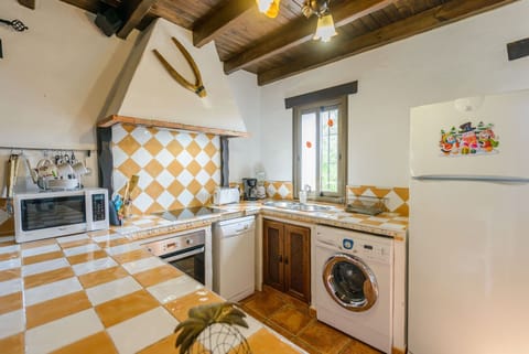 Enjoy the kitchen of this house with a fireplace in Alhaurín el Grande