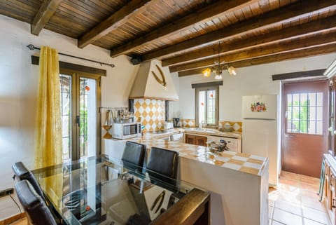 Enjoy the dining room of this house with a fireplace in Alhaurín el Grande