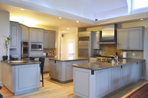 Fully equipped gormet kitchen.