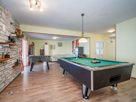 Billiard Room, Recreation Room, Billiard Table, Pool, Room, Games, Indoor Games And Sports, English Billiards, Furniture, Property