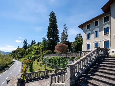 Facade, Shrub, Home, Architecture, Residential Area, Estate, Lawn, Mansion, Garden, Villa