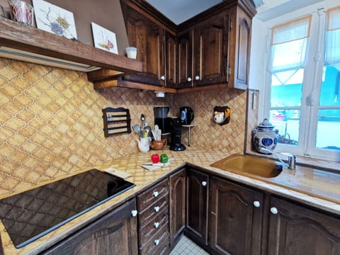 Cabinetry, Countertop, Property, Tap, Sink, Kitchen Sink, Blue, Wood, Drawer, Interior Design