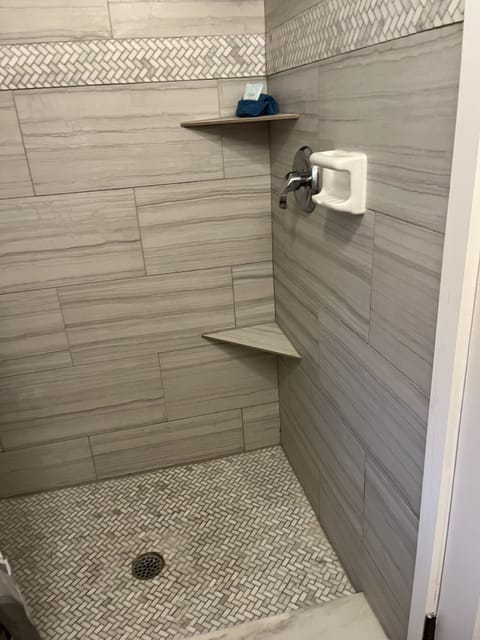 Combined shower/tub, towels, soap