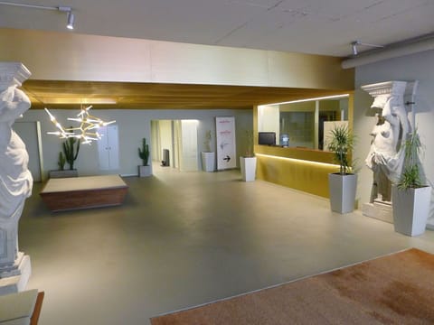 Ceiling, Floor, Interior Design, Property, Room, Building, Lobby, Flooring, Architecture, House