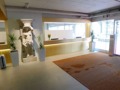 Floor, Property, Building, Room, Interior Design, Ceiling, Flooring, Architecture, Lobby, Furniture