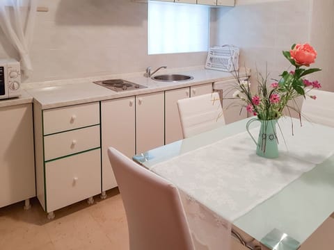 Countertop, White, Furniture, Room, Property, Kitchen, Cabinetry, Floor, Interior Design, Tile