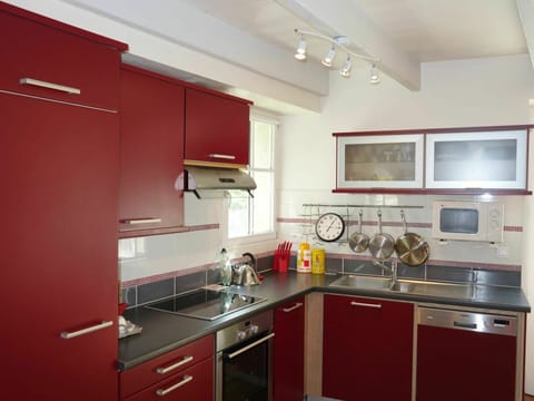 Cabinetry, Countertop, Kitchen Sink, Sink, Tap, Property, Kitchen, Plumbing Fixture, Wood, Kitchen Stove