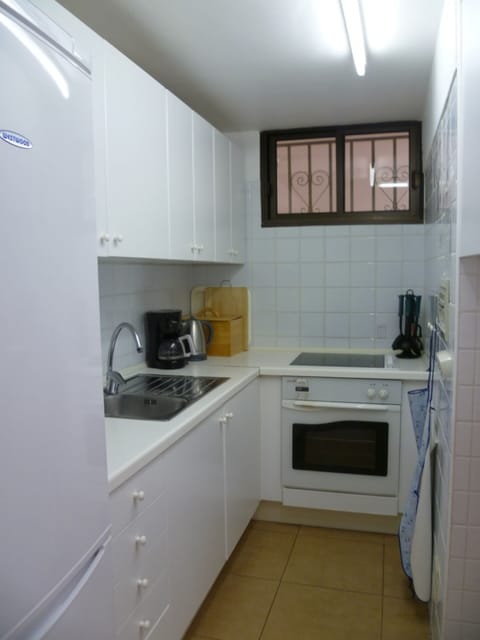 Fridge, microwave, oven, coffee/tea maker