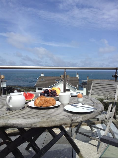  Breakfast on the balcony 