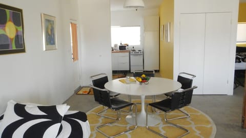 Saarinen dining table with seating for 5 just off kitchen area.