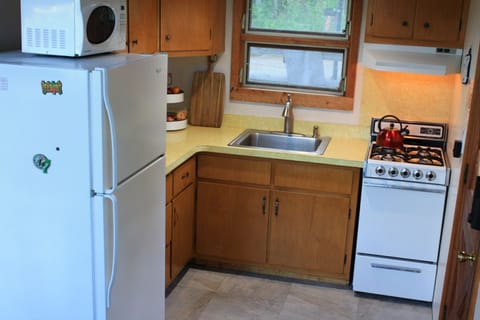 Fridge, oven, stovetop, coffee/tea maker