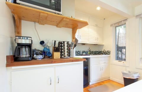 Kitchette with everything needed to cook delicious meals!