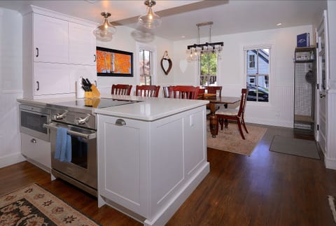 Kitchen/dining, 3 barstools