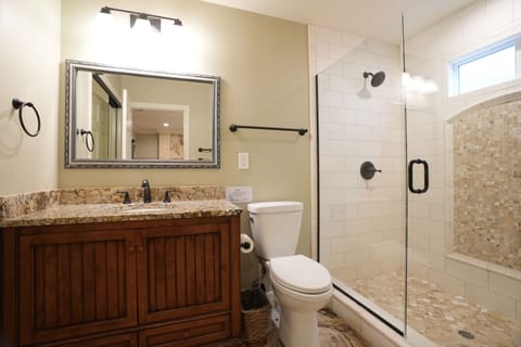 Combined shower/tub, hair dryer, towels