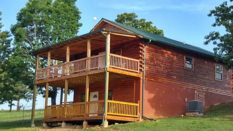 Papa Bear cabin, 4 bed, 2 bath, fireplace, red neck porch with fire ring.