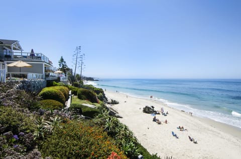 Beach nearby, sun loungers, beach towels