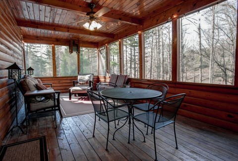 Screened-in furnished patio
