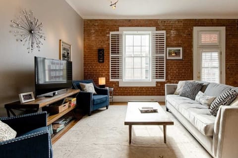 Stylish 1 BDRM just off Main St with King Bed