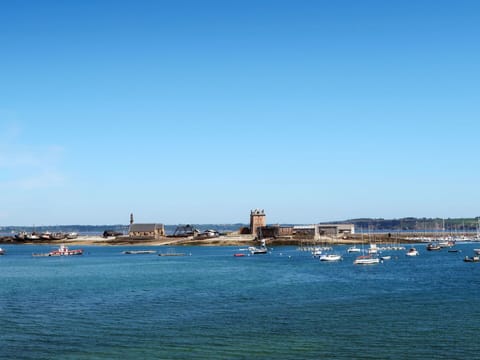 Sky, Building, Plant, Urban Design, Tower Block, Condominium, Real Estate, City, Facade, Commercial Building