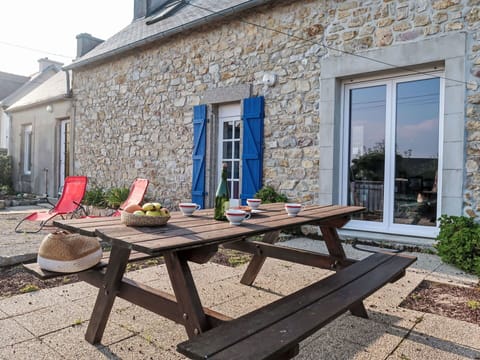 Plant, Property, Building, Table, Furniture, Window, Shade, Wood, Outdoor Bench, Outdoor Furniture