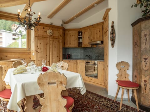 Table, Furniture, Tableware, Property, Sky, Chair, Textile, Interior Design, Wood, Tree