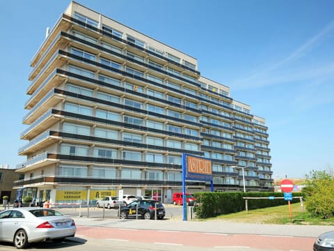 Car, Sky, Building, Wheel, Vehicle, Skyscraper, Window, Architecture