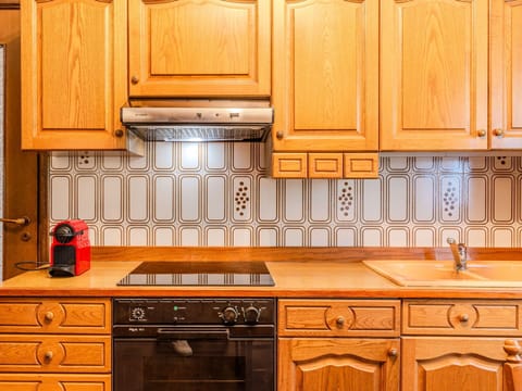 Residential Area, Apartment, Home, Human Settlement, Coastal And Oceanic Landforms, Coast, Sea, Condominium, Resort, Suburb