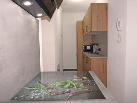 Cabinetry, Wood, Building, Flooring, Interior Design, Floor, Wall, Hardwood, Kitchen, Home Appliance