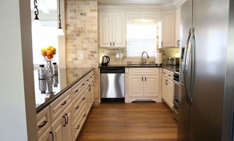 Private kitchen | Fridge, microwave, oven, stovetop