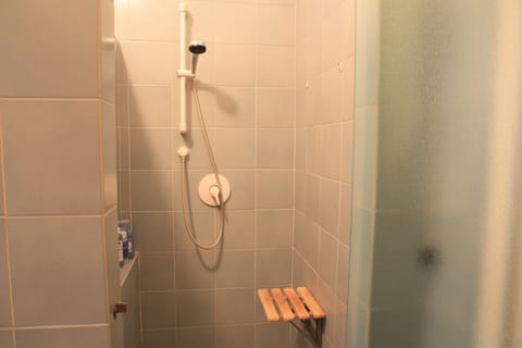 Combined shower/tub, free toiletries, hair dryer, bidet