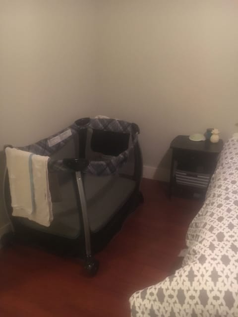 4 bedrooms, desk, iron/ironing board, travel crib