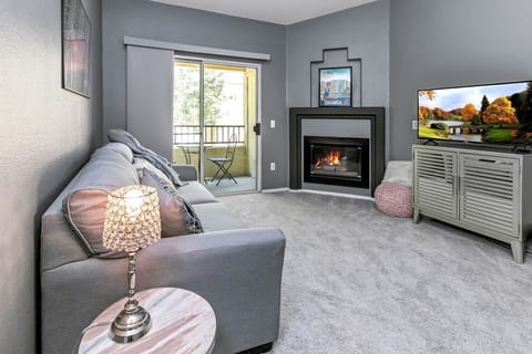 Living area | Smart TV, fireplace, streaming services