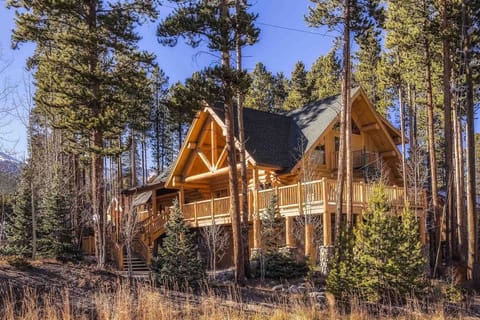 Ski Hill Lodge situated between Pine and Aspen trees.