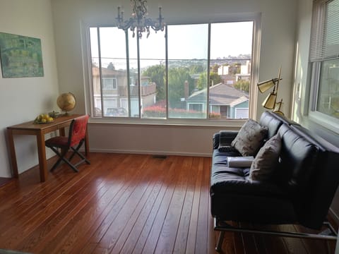 Spacious Charmer East Bay Home for up to 11 people. 寬大迷你风格 Casa in El Cerrito