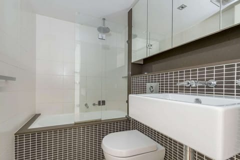 Combined shower/tub, hair dryer, towels