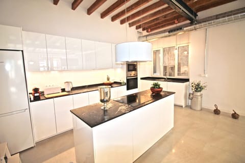 Private kitchen | Fridge, microwave, oven, stovetop