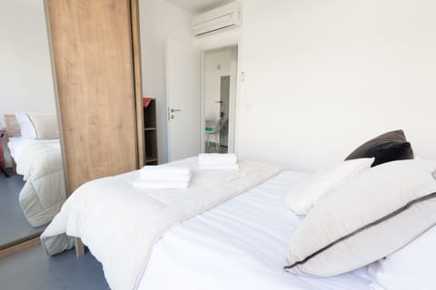 Luminous master bedroom in Tel Aviv apartment 