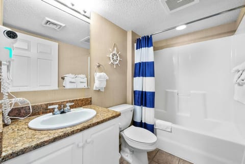 Combined shower/tub, towels