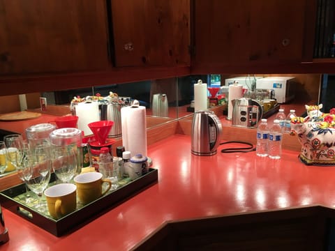 Kitchenette. Microwave, small frig, hot water kettle...no stove or sink.