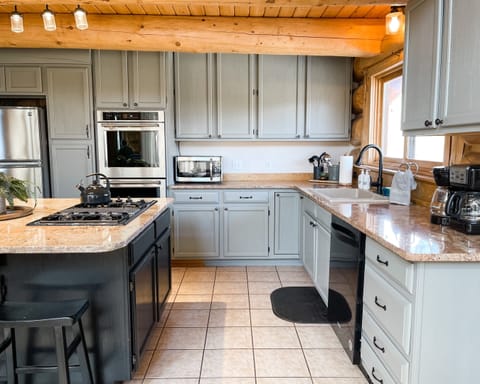 Enjoy the brand new Kitchen Aide double oven- the cooks dream