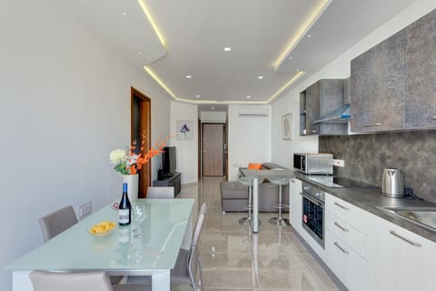 Private kitchen | Fridge, microwave, oven, stovetop