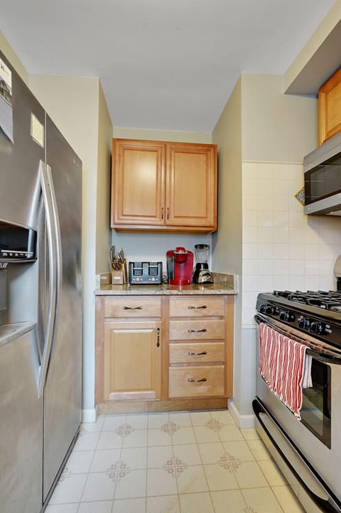 Super Cute Kitchen with new cabinet, deep sink, new stainless steel double door refrigerator, oven & stove, microwave, toaster, rice cooker, pans, pots, blender. 2 Coffee makers ( one for ground coffee, one for kcup coffee), kettle, granite countertop, deep sink and kitchen wares