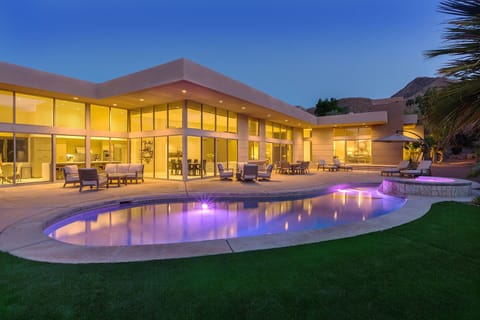 Stunning estate overlooking the city