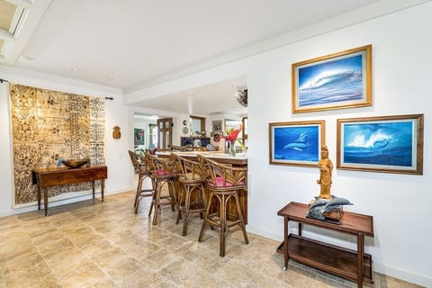 Kitchen with breakfast bar