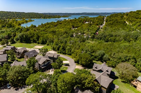 Table Rock Lake is 1/4 mile away with a boat launch just 1 mile down the road!