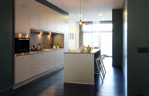 The bespoke open kitchen is both contemporary and practical, including a refrigerator, dishwasher, an oven, a microwave and and Nespresso machine to wake you up and enjoy Brussels.